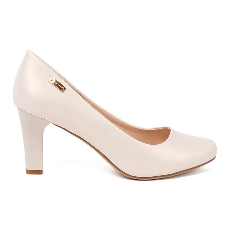 Beige pumps on the Sergio Leone post Beige pumps on the Sergio Leone post