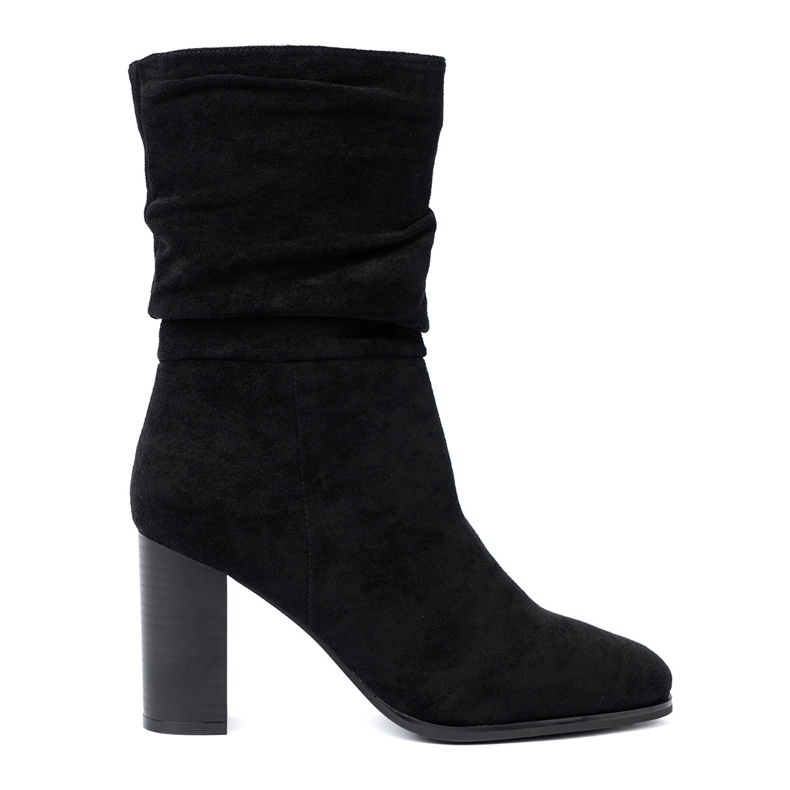 Shelvt Black boots on the post with a crinkled upper