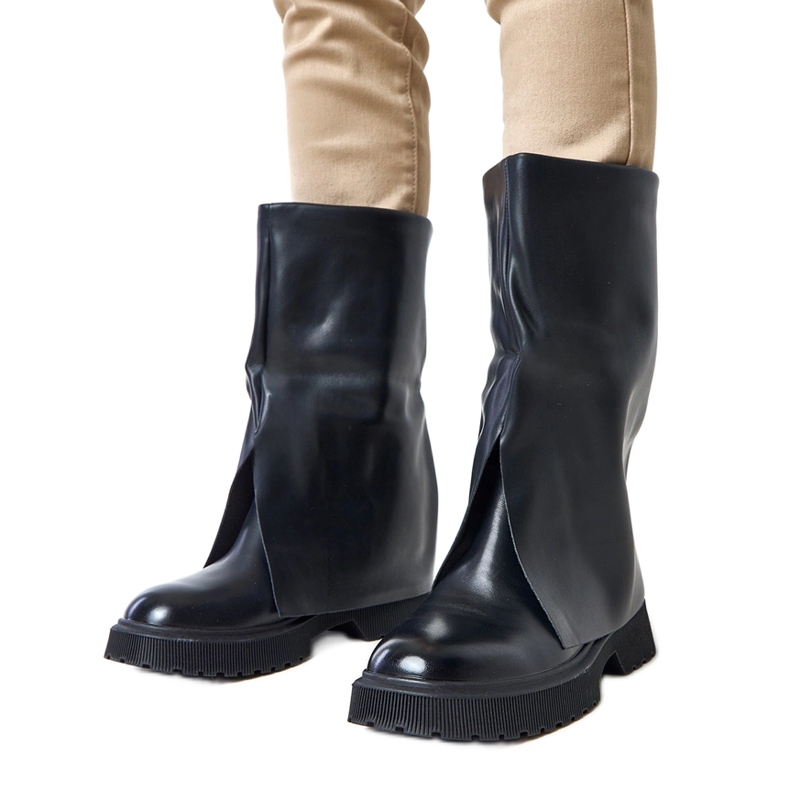 Black boots with a raised upper Rozalia