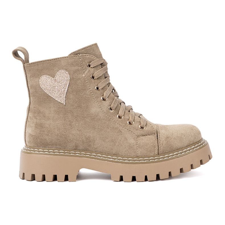 Shelvt Beige workers with heart and a thick sole Shelvt Beige workers with heart and a thick sole