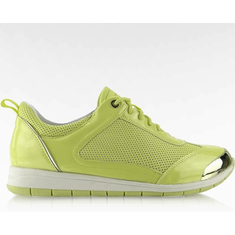 Sport shoes with a Y621 green plate