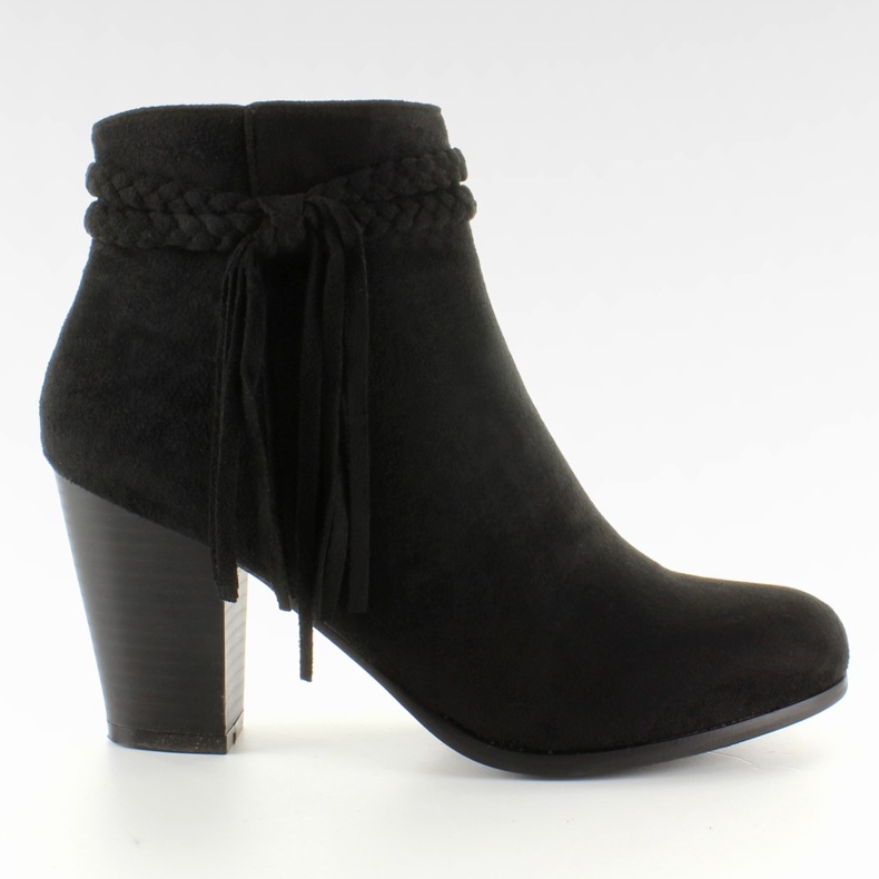 Boots with a delicate Black braid