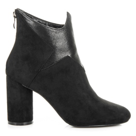 Vices Boots On A Post black