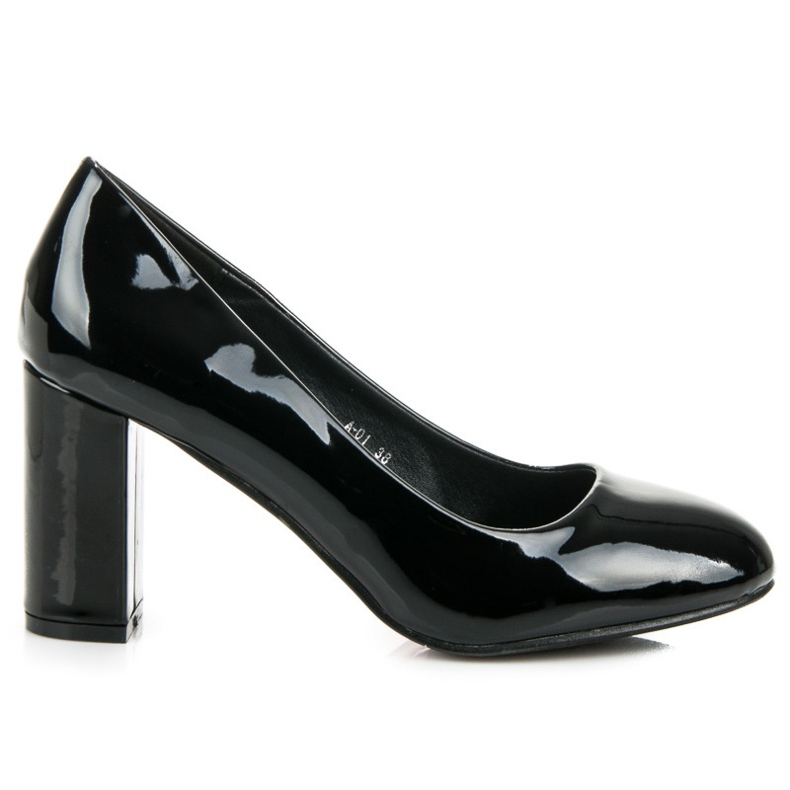 Lacquered pumps on the pillar black