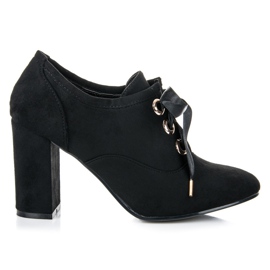Seastar Suede shoes on a pillar black
