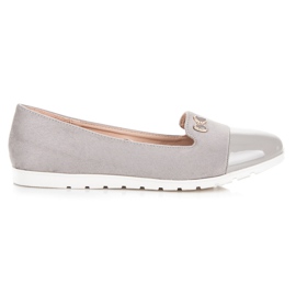 Vinceza Lordsy with a varnished toe grey