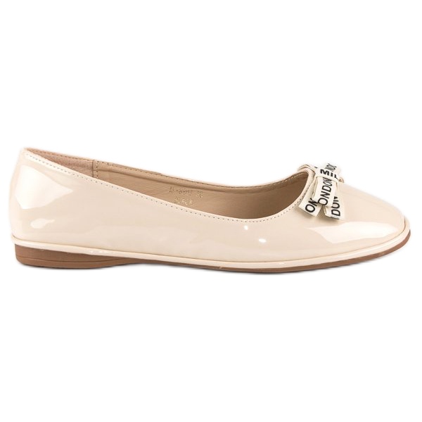 Ideal Shoes Beige lacquered ballerinas