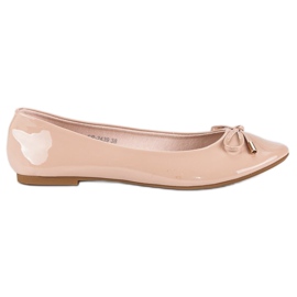 Ideal Shoes Lacquered beige ballerinas