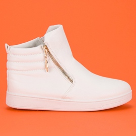 White sneakers above the ankle
