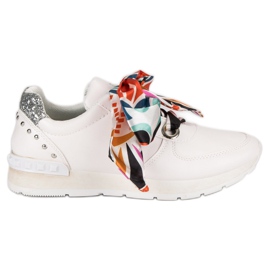 Fashionable tied sneakers white