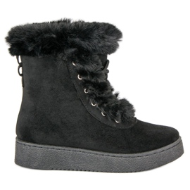 Black tied snow boots