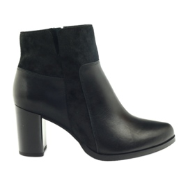 Black Marco winter boots on the post 902
