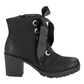 Fashionable black vinceza boots