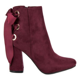 Ideal Shoes Sexy boots on the post red