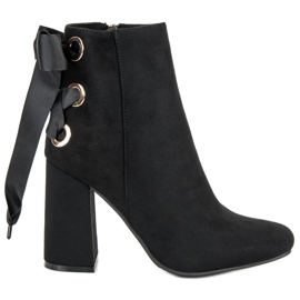 Ideal Shoes Sexy boots on the post black