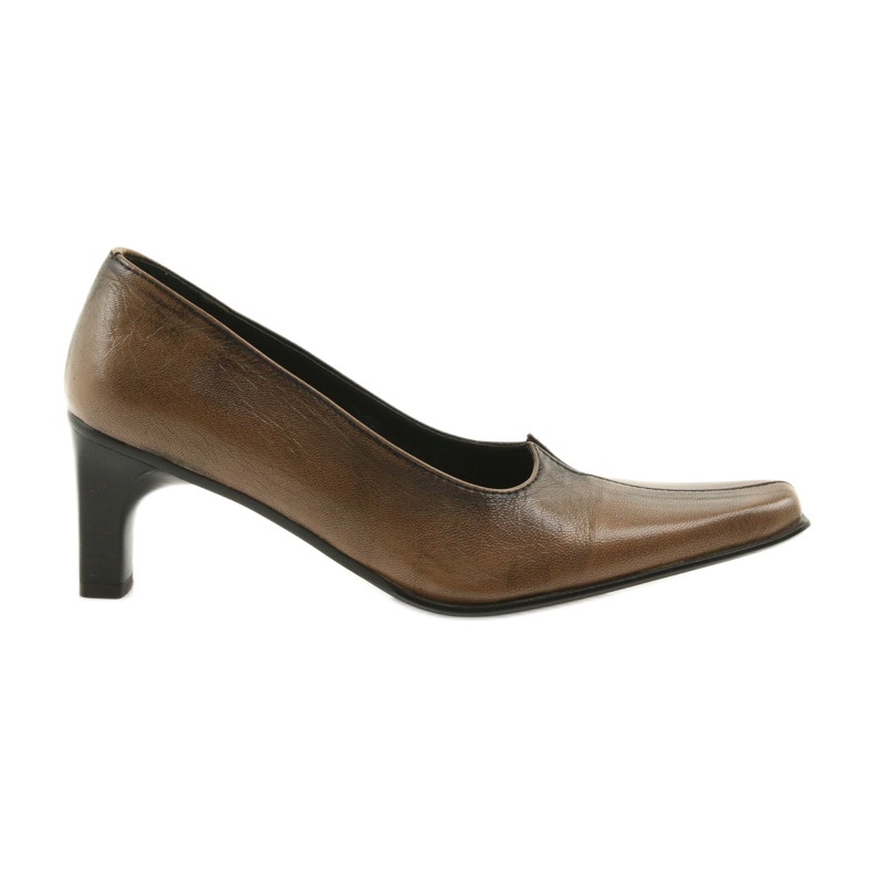 Leather pumps brown
