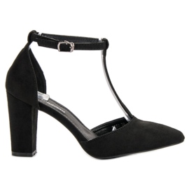 Primavera Black Pumps On A Pillar