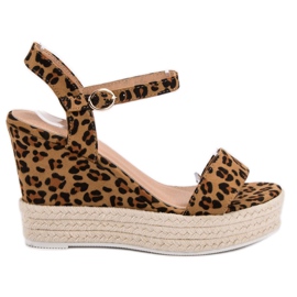 Ideal Shoes Stylish wedge sandals brown