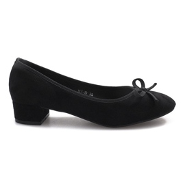 Black pumps on the Espanola post