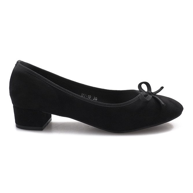 Black pumps on the Espanola post