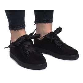 Black sneakers with Salomé bows