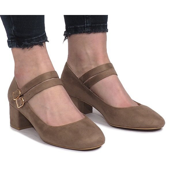 Beige pumps on the Tamara post