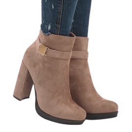 Pink boots on the post J-8682