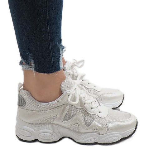 White fashionable sports shoes KB-153