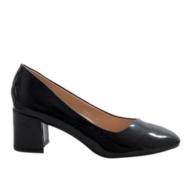 Black lacquered pumps on the 7501-1 post