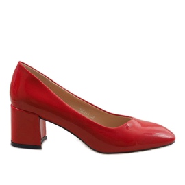 Red lacquered pumps on the 7501-1 post