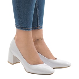 White lacquered pumps on the 7501-1 post