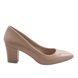 Classic beige lacquered pumps B-58 pillar