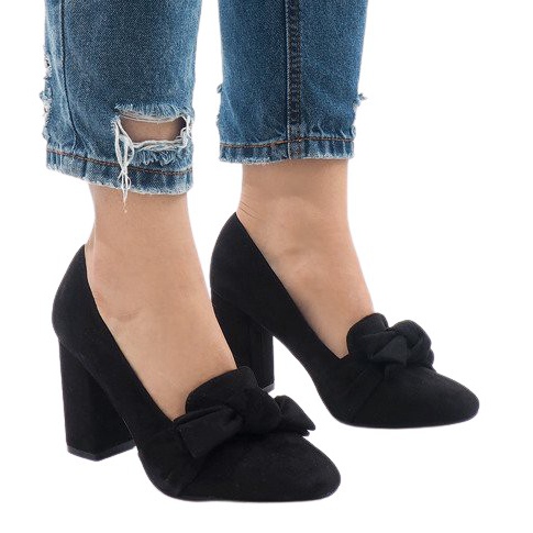 Black suede pumps on the N510 pillar Black suede pumps on the N510 pillar