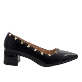 Black lacquer pumps on the X-70 pillar