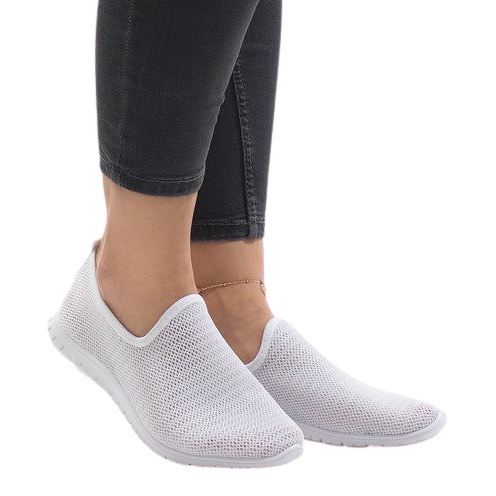 White sports shoes 909-17