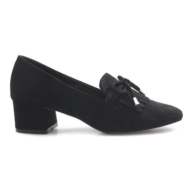 Black pumps on the Heart Pillar