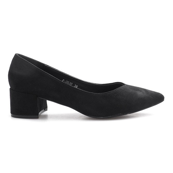Black pumps on the Heart Pillar