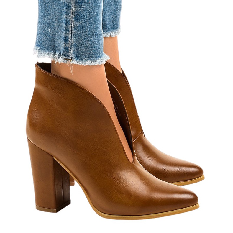 Camel slip-on boots with cutouts on the RB38P post brown
