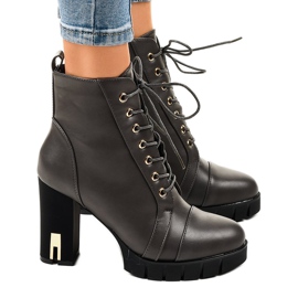 Warm boots on a post with a K-9925 zipper grey