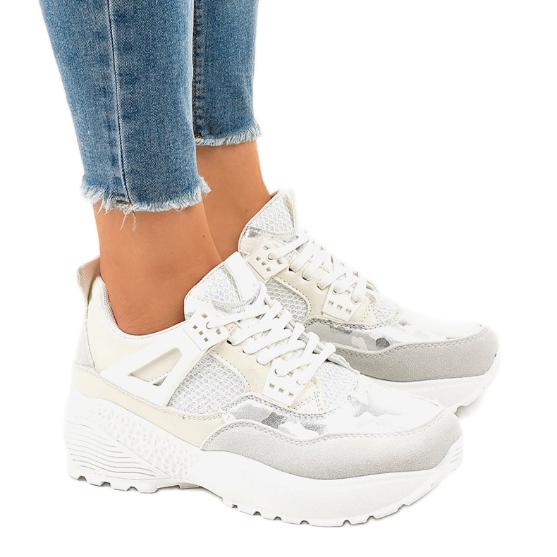 White fashionable women's sports shoes C2