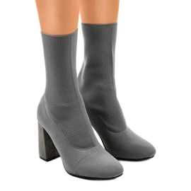 Gray boots on the QQ08 post grey