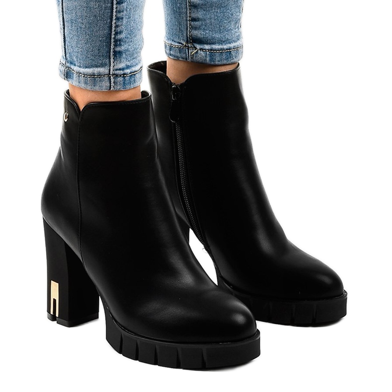 Black ankle boots with a HX16041-46 zipper