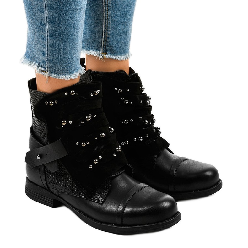 Women's black boots decorated with a F1611 zipper