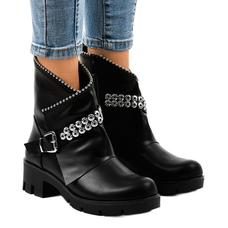 Women's black boots decorated with A-337