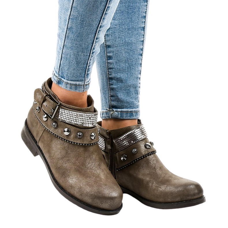 Brown boots decorated with a LL178 zipper