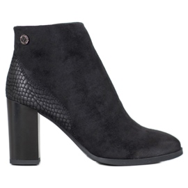 Goodin Boots On A Post black