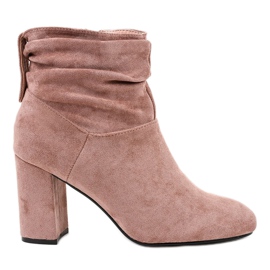 Elegant pink ankle boots on the 884 post