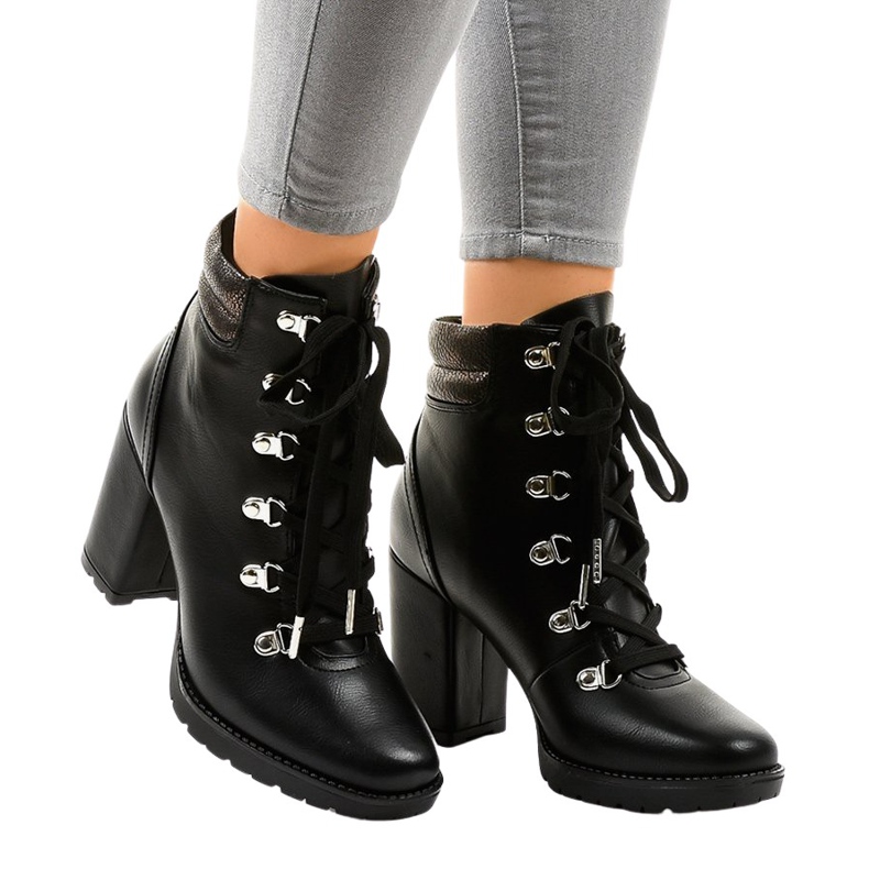 Black trapezoidal boots on the 8992-PU post
