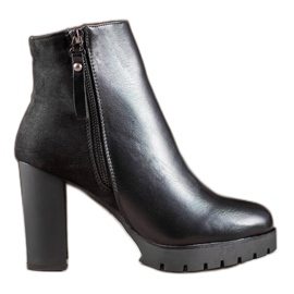 Bestelle Black Boots On The Platform Bestelle Black Boots On The Platform