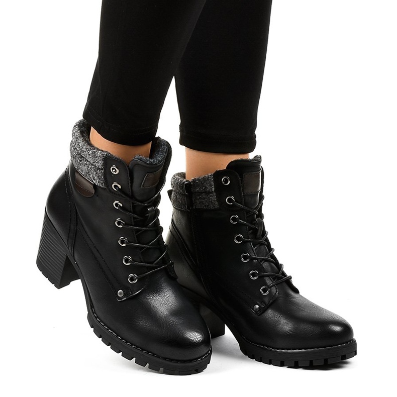 Black boots on the post with sheepskin Z129